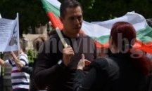 Медицински сестри и учителки излязоха на протест пред Община Родопи