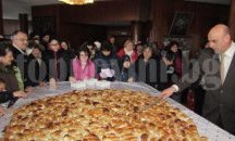 Новогодишна баница със сребърни късмети разрязаха във Велики Преслав
