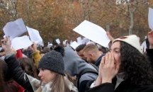 Демонстранти в Албания замериха сградата на правителството с "Молотов"
