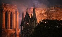 Пожарникарите в Париж се борят да спасят северната кула на "Нотр Дам" (ОБНОВЕНА)