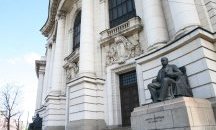 Ректорът на СУ сключил договор с майка си за хиляди левове