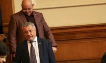 Валери Симеонов оприличи министрите Каракачанов и Караниколов на герои от „Клетниците“