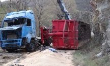 Камион с фураж се преобърна и отнесе спирка в търновското село Хотница