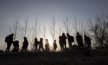 Задържаха голяма група мигранти край софийско село