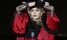 Мадона падна по време на концерт