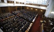 Депутатите ще работят само по извънредни закони