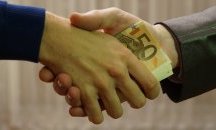 Полицаи от „Калотина“ искали да "перат" подкупи през заведение