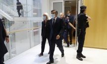 Френски премиер влиза в затвора заради фиктивна работа за жена му