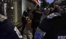Ситуацията ескалира: Сблъсъци между протестиращи и полиция, има арестувани