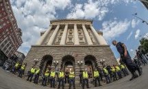 Осем задържани при снощния протест в София