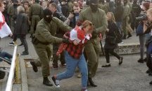Полицията в Минск задържа стотици жени