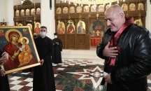 Посрещнаха Борисов във Варна с викове „Оставка“, тръгна си с църковен орден