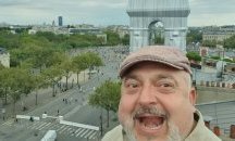 Триумфалната арка или как един българин пакетира шовинистичното его на французите