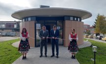 Народ, режещ лентичка за откриване на тоалетна, не може да бъде унищожен!