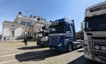 Камиони блокираха движението пред парламента