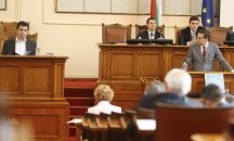 „Убива ви като чепиците от снимката“: За какво се скараха ДПС и Петков?