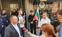 ВМРО блокира входа на дома на Кирил Петков