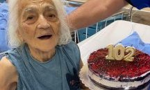 102-годишна акушерка посрещна рождения си ден в „Пирогов“